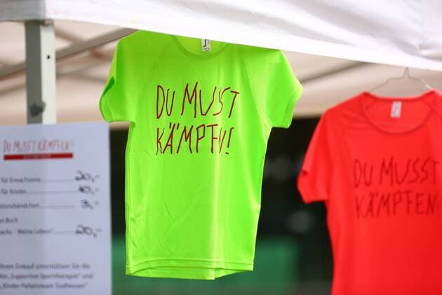 16.07.2016 xcex Deutschland, Darmstadt, Tennis-Trophy bei TEC Darmstadt zugunsten des Projekts DU MUSST KÄMPFEN - Spenden für an Krebs erkrankte Kinder und Jugendliche T-Shirt Du musst kämpfen , Shop, Symbolbild