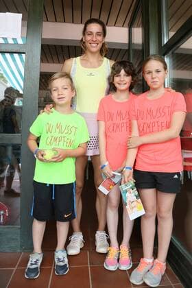 Andrea Petkovic bei Tennis-Turnier in Darmstadt zugunsten krebskranker Kinder Andrea Petkovic gibt fleißig Autogramme an Luc, Leny und Helena (vlnr)