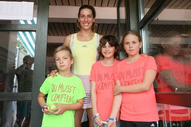 Bilder des Tages - SPORT Andrea Petkovic bei Tennis-Turnier in Darmstadt zugunsten krebskranker Kinder Andrea Petkovic gibt fleißig Autogramme an Luc, Leny und Helena (vlnr)