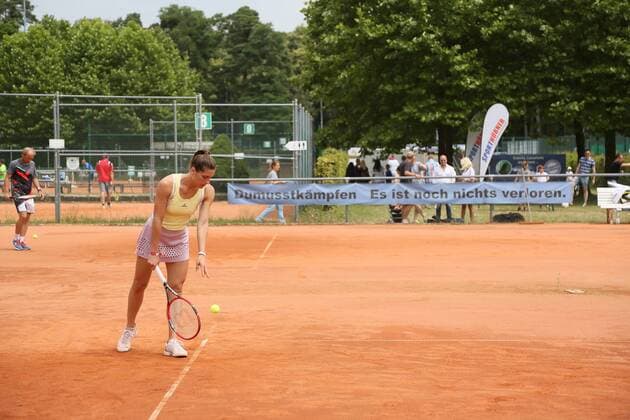 Bilder des Tages - SPORT Andrea Petkovic bei Tennis-Turnier in Darmstadt zugunsten krebskranker Kinder Andrea Petkovic auf dem Centre Court der Anlage des TEC Darmstadt beim Dumusstkämpfen-Charity Turnier zu Gedenken an Johnny Heimes