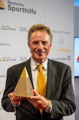 Themen der Woche - Sport Bilder des Tages - SPORT Aachen - CHIO 2016 Verleihung Goldene Sportpyramide durch die Deutsche Sporthilfe. Bernhard Langer mit der Goldenen Sportpyramide auf dem Roten Teppich -