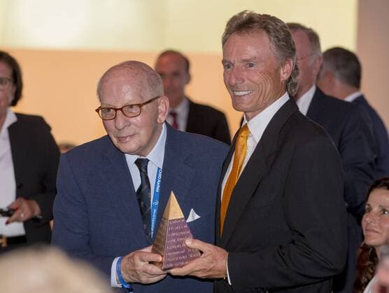 Aachen - CHIO 2016 Verleihung Goldene Sportpyramide durch die Deutsche Sporthilfe. Bernhard Langer mit der Goldenen Sportpyramide zusammen mit Hans-Günter Winkler -