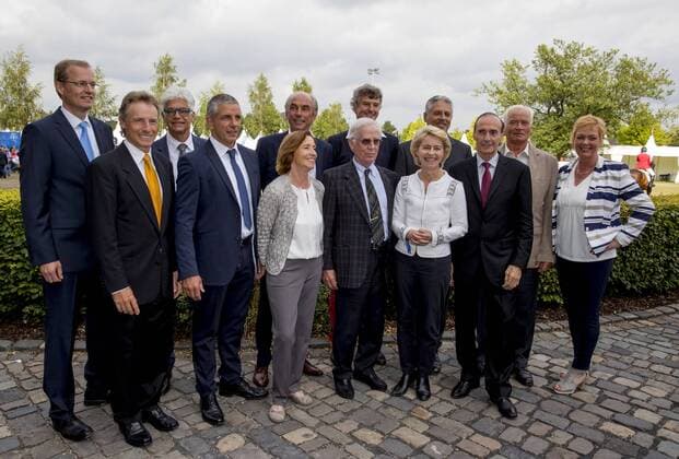 Aachen - CHIO 2016 Verleihung Goldene Sportpyramide durch die Deutsche Sporthilfe. Neuaufnahme in die Hall of Fame des deutschen Sports. Hartwig Gauder, Eberhard Gienger, Cornelia Hanisch, Peter-Michael Kolbe, Bernhard Langer, Meinhard Nehmer, Alexander Pusch, Dr. Harald Schmid, Dr. Arnd Schmitt, Alwin SchockemoÌˆhle, Pia Wunderlich, Manfred Germar Marika Kilius zusammen mit der Bundesministerin der Verteidigung Ursula von der Leyen -