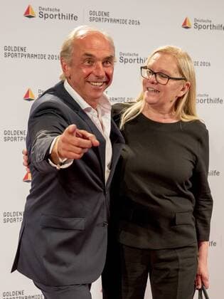 Aachen - CHIO 2016 Verleihung Goldene Sportpyramide durch die Deutsche Sporthilfe. Alexander Pusch mit Frau Ute auf dem Roten Teppich -