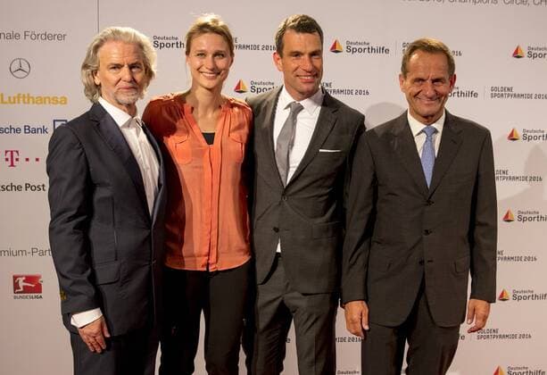 Aachen - CHIO 2016 Verleihung Goldene Sportpyramide durch die Deutsche Sporthilfe. Herman Bühlbecker von Lambertz, Britta Heidemann, Dr. Michael Ilgner und Alfons Hörmann auf dem Roten Teppich -