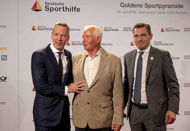 Aachen - CHIO 2016 Verleihung Goldene Sportpyramide durch die Deutsche Sporthilfe. Henry Maske zusammen mit Reinhard Nehmer, Bob Olympiasieger und Michael Mronz, CHIO Vermarkter auf dem Roten Teppich -