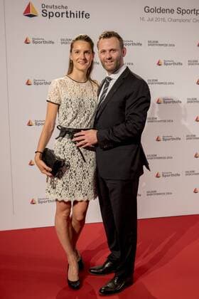 Aachen - CHIO 2016 Verleihung Goldene Sportpyramide durch die Deutsche Sporthilfe. Ole Bischof mit Frau Ina auf dem Roten Teppich -
