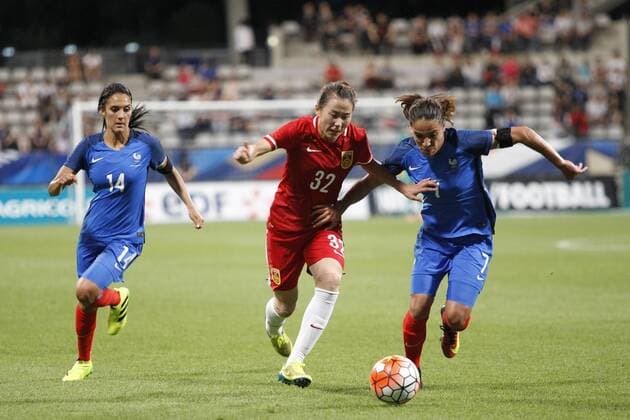 Fußball, Damen, Frankreich - China Louisa Cadamuro - Yang Li - Amel Majri - Fussball Damen, Nationalteam Länderspiel, Frankreich vs. China - 16 07 2016 MichaelBaucher Panoramic 