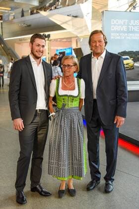 GER, Bayerische Sportpreis 2016 16.07.2016, BMW Welt, Muenchen, GER, Bayerische Sportpreis 2016, im Bild Vater Erich Kühnhackl mit Sohn Tom und Frau nordphotoxStraubmeier
