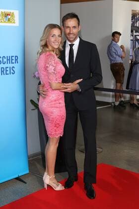 Sven Hannawald mit Freundin Melissa Thiem, Bayerischer Sportpreis 2016 in der BMW Welt in Muenchen am 16.07.2016