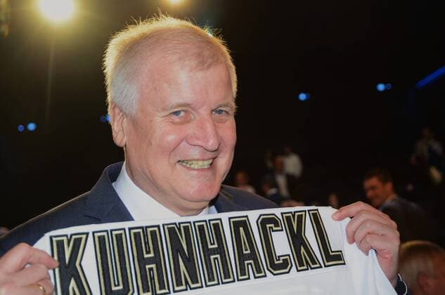 Bayerischer Sportpreis in Muenchen 2016. Foto: Ministerpräsident Horst Seehofer (CSU) mit Tom Kühnhackl (Pittsburgh Penguins ) mit Trikot.