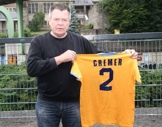 Wuppertaler SV Legenden - Bundesligaallstars, 16.07.2016 -- Manfred Cremer ( Bundesliga 1972-75 Wuppertaler SV ) brachte ein Original Trikot mit
