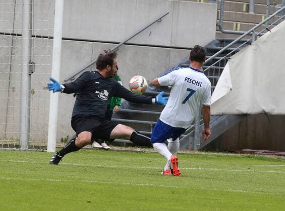Wuppertaler SV Legenden - Bundesligaallstars, 16.07.2016 -- Peter Peschel ( Bochum) überlistet Christian Maly (Wuppertaler SV )