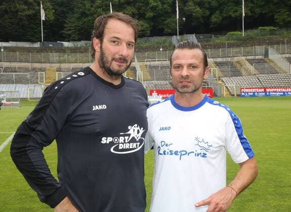Wuppertaler SV Legenden - Bundesligaallstars, 16.07.2016 -- Christian Maly (Wuppertaler SV ( links ) und Peter Peschel ( Bochum)
