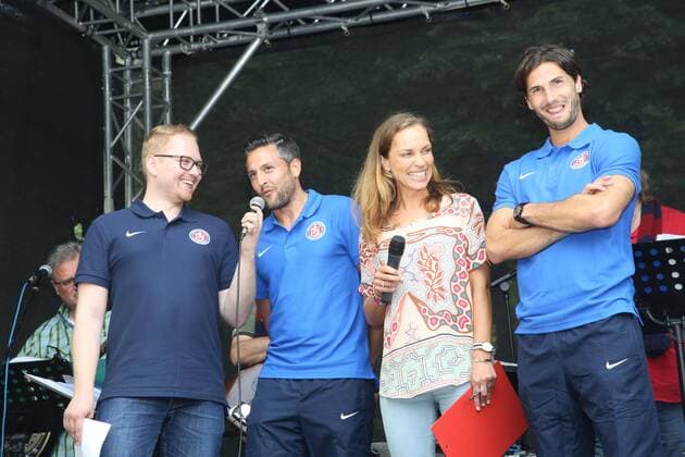 Wuppertaler SV Legenden - Bundesligaallstars, 16.07.2016 -- Gaetano Manno ( 2. von links) und Silvio Pagano ( beide Wuppertaler SV ) mit 2 Moderatoren( in) von Radio Wuppertal
