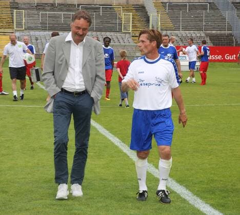 Wuppertaler SV Legenden - Bundesligaallstars, 16.07.2016 -- Peter Neururer ( Tainer der BL Allstars) mit Dariusz Wosz ( Bochum)