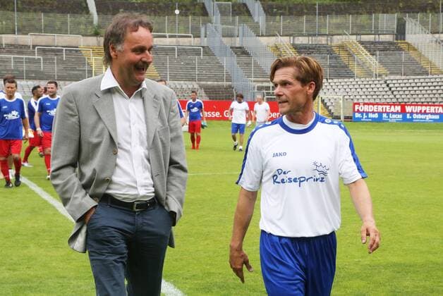 Wuppertaler SV Legenden - Bundesligaallstars, 16.07.2016 -- Peter Neururer ( Tainer der BL Allstars) mit Dariusz Wosz ( Bochum)