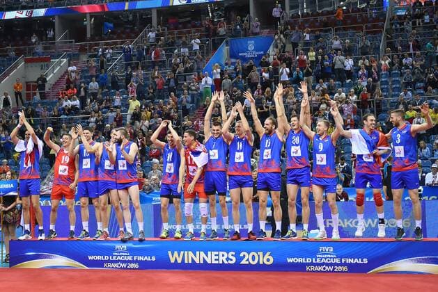 Volleyball, Serbien gewinnt World League Finale 2016.07.17 Krakow - Dragan Stankovic (SRB) medal ceremony team Serbia 2016.07.17 Men Volleyball World League Finals final game Serbia vs Brazil Dragan Stankovic (SRB) medal ceremony team Serbia  20160717LUK533