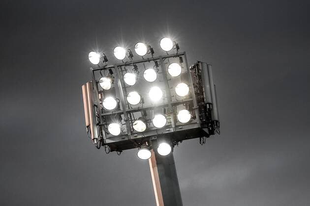 Ein eingeschalteter Flutlichtmast vor dem grauen Abendhimmel, Flutlicht, Abend, Abendspiel, Flutlichtspiel, Symbolfoto, Symbolbild, Mast, Fussball, UEFA U19-EM, Österreich - Deutschland, xozx