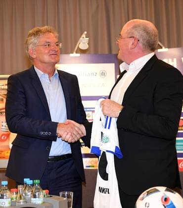 18.07.2016, xjhx, Fussball 1.Bundesliga Damen, 1.FFC Frankfurt Pressekonferenz neuer Hauptsponsor Lotto Hessen, emspor v.l. Dr. H.G. Sundermann (Lotto Hessen) bekommt ein Trikot von Manager Siegfried Dietrich (1.FFC Frankfurt) Frankfurt am Main