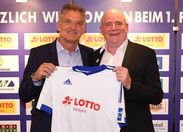 18.07.2016, xjhx, Fussball 1.Bundesliga Damen, 1.FFC Frankfurt Pressekonferenz neuer Hauptsponsor Lotto Hessen, emspor v.l. Dr. H.G. Sundermann (Lotto Hessen), Manager Siegfried Dietrich (1.FFC Frankfurt) praesentieren den neuen Hauptsponsor. Frankfurt am Main