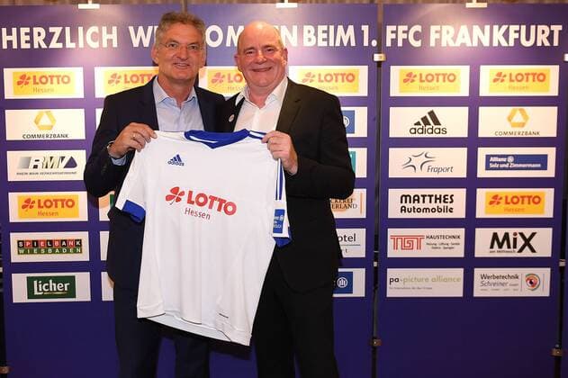 18.07.2016, xjhx, Fussball 1.Bundesliga Damen, 1.FFC Frankfurt Pressekonferenz neuer Hauptsponsor Lotto Hessen, emspor v.l. Dr. H.G. Sundermann (Lotto Hessen) bekommt ein Trikot von Manager Siegfried Dietrich (1.FFC Frankfurt) Frankfurt am Main
