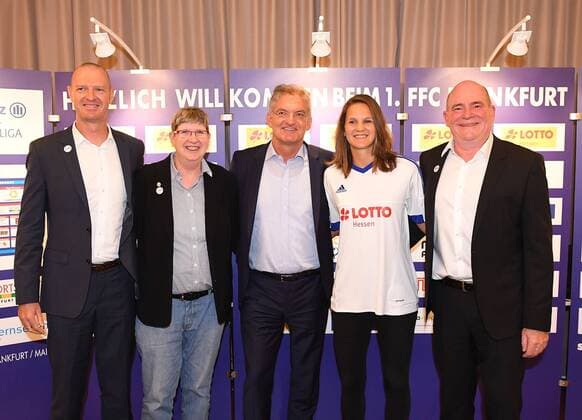 18.07.2016, xjhx, Fussball 1.Bundesliga Damen, 1.FFC Frankfurt Pressekonferenz neuer Hauptsponsor Lotto Hessen, emspor v.l. Trainer Matt Ross (1.FFC Frankfurt), Vize Praesidentin Annelie Hauptvogel (1.FFC Frankfurt), Dr. H.G. Sundermann (GF Lotto Hessen), Desire Schumann (1.FFC Frankfurt),, Manager Siegfried Dietrich (1.FFC Frankfurt) Frankfurt am Main