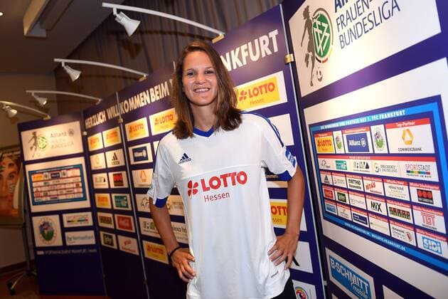 18.07.2016, xjhx, Fussball 1.Bundesliga Damen, 1.FFC Frankfurt Pressekonferenz neuer Hauptsponsor Lotto Hessen, emspor v.l. Desire Schumann (1.FFC Frankfurt), praesentiert den neuen Hauptsponsor Lotto Hessen Frankfurt am Main