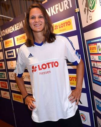18.07.2016, xjhx, Fussball 1.Bundesliga Damen, 1.FFC Frankfurt Pressekonferenz neuer Hauptsponsor Lotto Hessen, emspor v.l. Desire Schumann (1.FFC Frankfurt), praesentiert den neuen Hauptsponsor Lotto Hessen Frankfurt am Main