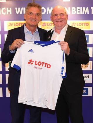 18.07.2016, xjhx, Fussball 1.Bundesliga Damen, 1.FFC Frankfurt Pressekonferenz neuer Hauptsponsor Lotto Hessen, emspor v.l. Dr. H.G. Sundermann (Lotto Hessen), Manager Siegfried Dietrich (1.FFC Frankfurt) praesentieren den neuen Hauptsponsor. Frankfurt am Main