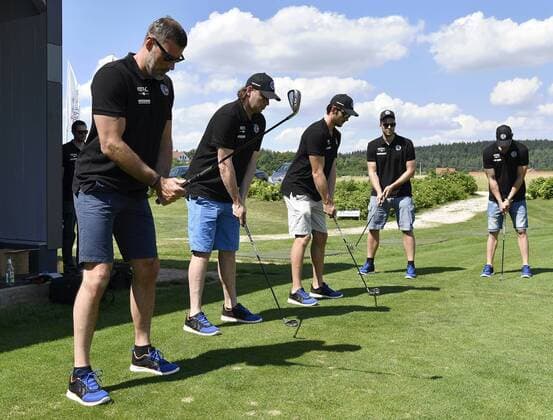 19.07.2016 - Handball - 1. Bundesliga - Saison 2016 2017 - HC Erlangen HCE - Besuch Jura Golf Hilzhofen - - Trockenübung - von links : Robert Andersson (Trainer HC Erlangen HCE ) Nikolas Katsigiannis (29, HC Erlangen HCE ) Michael Haaß (13, HC Erlangen HCE ) Uros Bundalo (6, HC Erlangen HCE ) Martin Stranovsky (24, HC Erlangen HCE )