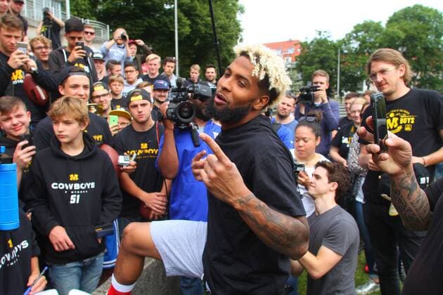 American Football American-Football-Star Odell Beckham Jr. besucht als NFL American Football Herren USA Botschafter Munich Cowboys Dantestadion München 16.07.2016 Hier Beckham im Gespräch mit Jugendspielern und Fans F