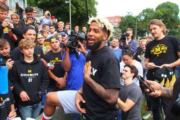 American Football American-Football-Star Odell Beckham Jr. besucht als NFL American Football Herren USA Botschafter Munich Cowboys Dantestadion München 16.07.2016 Hier Beckham im Gespräch mit Jugendspielern und Fans F