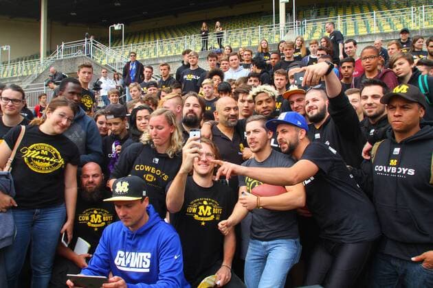 American Football American-Football-Star Odell Beckham Jr. besucht als NFL American Football Herren USA Botschafter Munich Cowboys Dantestadion München 16.07.2016 Hier Gruppenfoto mit Fans F