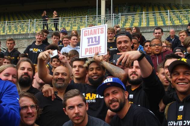 American Football American-Football-Star Odell Beckham Jr. besucht als NFL American Football Herren USA Botschafter Munich Cowboys Dantestadion München 16.07.2016 Hier Gruppenfoto mit Fans F