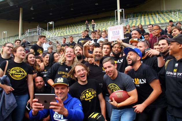 American Football American-Football-Star Odell Beckham Jr. besucht als NFL American Football Herren USA Botschafter Munich Cowboys Dantestadion München 16.07.2016 Hier Gruppenfoto mit Fans F