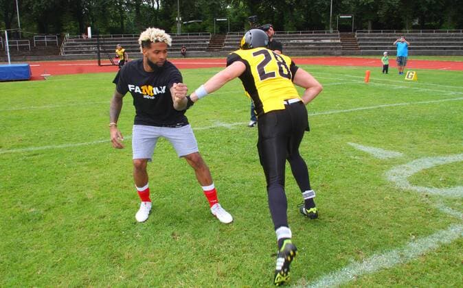 American Football American-Football-Star Odell Beckham Jr. besucht als NFL American Football Herren USA Botschafter Munich Cowboys Dantestadion München 16.07.2016 Hier Beckham (li.) beim Training mit Munich Cowboys F