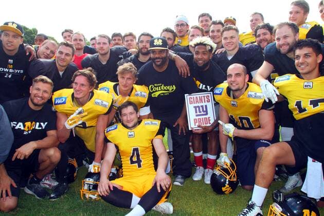 American Football American-Football-Star Odell Beckham Jr. besucht als NFL American Football Herren USA Botschafter Munich Cowboys Dantestadion München 16.07.2016 Hier Gruppenfoto mit Munich Cowboys Mannschft F