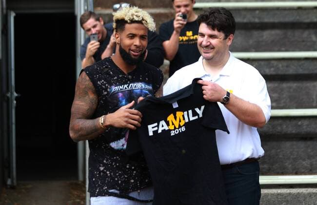 American Football American-Football-Star Odell Beckham Jr. besucht als NFL American Football Herren USA Botschafter Munich Cowboys Dantestadion München 16.07.2016 Hier bekommt Beckahm ein Cowboystrikot von Präsident Mayer überreicht F