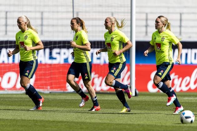160720 Fran vänster, Stina Blackstenius, Jessica Samuelsson, Jonna Andersson och Elin Rubensson under en träning med det svenska damlandslaget i fotboll den 20 juli 2016 i Kalmar.  Copyright: JonasxLjungdahl BB160720JO002