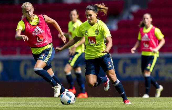 160720 Emilia Appelqvist jagas av Sofia Jakobsson under en träning med det svenska damlandslaget i fotboll den 20 juli 2016 i Kalmar.  Copyright: JonasxLjungdahl BB160720JO013