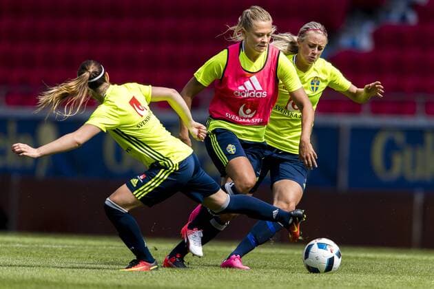 160720 Fridolina Rolfö jagas av Amanda Ilestedt under en träning med det svenska damlandslaget i fotboll den 20 juli 2016 i Kalmar.  Copyright: JonasxLjungdahl BB160720JO014