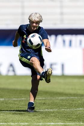 160720 Sveriges förbundskapten Pia Sundhage under en träning med det svenska damlandslaget i fotboll den 20 juli 2016 i Kalmar.  Copyright: JonasxLjungdahl BB160720JO017