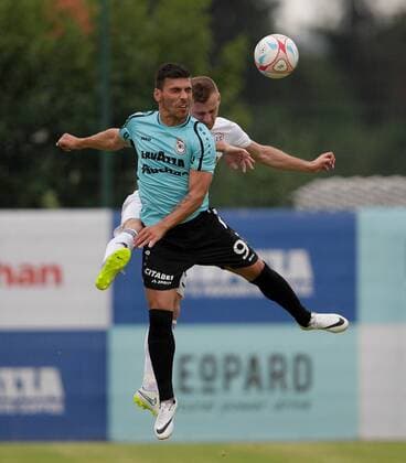 Kopfballduell zwischen Daniel da Mota (F91 Duedelingen - 9) und Maksim Medvedev (Qarabag Agdam FK 5) Fussball, Champions League Qualifikation, Quali, 2. Runde, Rueckspiel, return leg, Saison 2016-2017 20.07.2016 F91 Duedelingen (LUX) - FK Qarabag Akdam (AZR) Stade Jos Nosbaum, Duedelingen 