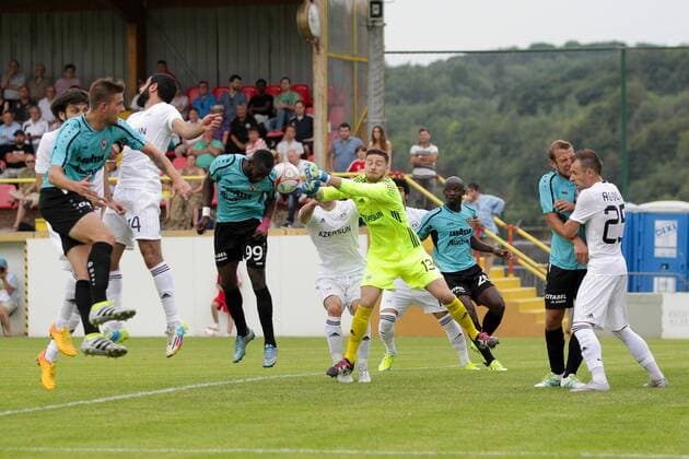Nach diesem Kopfballduell zwischen Momar N Diaye (F91 Duedelingen - 99 - Ndiaye) und Shakhrudin Magomedaliyev (Torhueter, Torwart Qarabag Agdam FK 12) fiel das 1-0 Fussball, Champions League Qualifikation, Quali, 2. Runde, Rueckspiel, return leg, Saison 2016-2017 20.07.2016 F91 Duedelingen (LUX) - FK Qarabag Akdam (AZR) Stade Jos Nosbaum, Duedelingen 