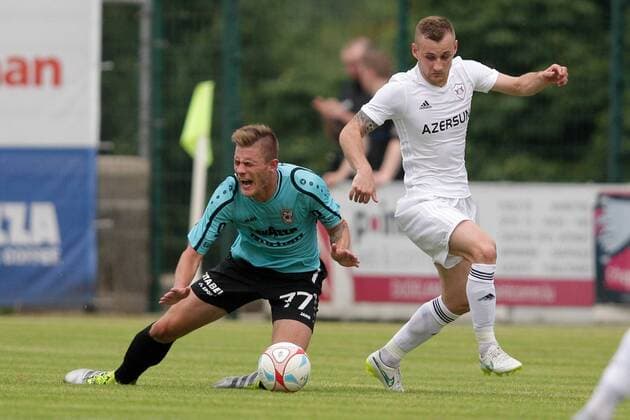 Dave Turpel (F91 Duedelingen - 77) faellt im Zweikampf mit Maksim Medvedev (Qarabag Agdam FK 5) Fussball, Champions League Qualifikation, Quali, 2. Runde, Rueckspiel, return leg, Saison 2016-2017 20.07.2016 F91 Duedelingen (LUX) - FK Qarabag Akdam (AZR) Stade Jos Nosbaum, Duedelingen 