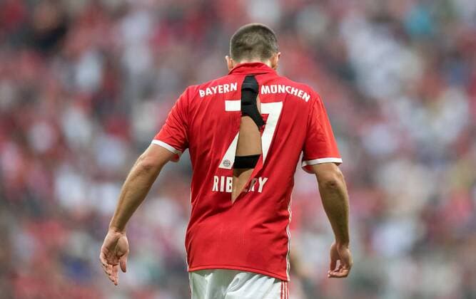 Bilder des Tages - SPORT 20. Juli 2016: Muenchen, Allianz Arena: Fussball Testspiel: FC Bayern Muenchen - Manchester City: Muenchens Franck Ribery zerreisst das Trikot.