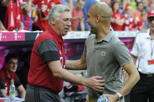 v.li:Carlo ANCELOTTI (Trainer FCB) und Pep (Josep) GUARDIOLA (Trainer ManCity) begruessen sich,umarmen sich innig. Fussball Testspiel: FC Bayern Muenchen-Manchester City 1-0, am 20.07.2016 in Muenchen A L L I A N Z A R E N A.
