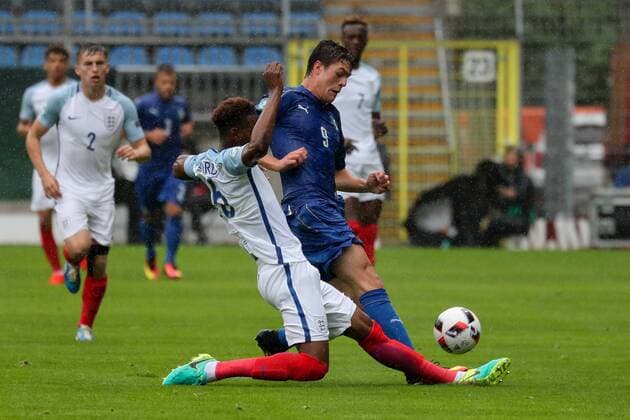v.li.: Reece Oxford (England, 16), Andrea Favilli (Italien, 9), Zweikampf, Duell, duel, tackle, tackling, Dynamik, Action, Aktion, Fussball, UEFA U19-EM, Halbfinale, England - Italien, xozx
