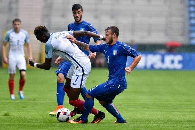 GER, UEFA U19 EURO 2016, Halbfinale, England (ENG) vs Italien (ITA) 21.07.2016, Hardtwaldstadion, Sandhausen, GER, UEFA U19 EURO 2016 im Bild: Tammy Abraham ( 7, England) gegen Federico Dimarco ( 3, Italien Italy (ITA) nordphotox xFabisch